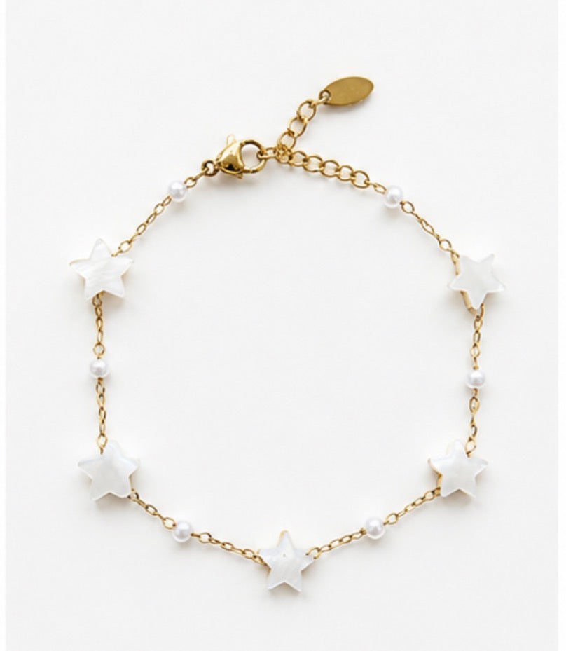 White star charm and pearl bead bracelet on 18k gold chain