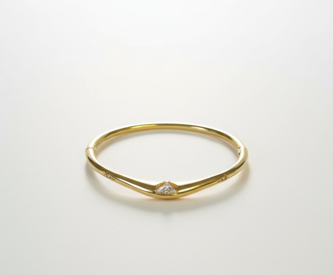 Professional studio backdrop for gold diamond bracelet - version 1